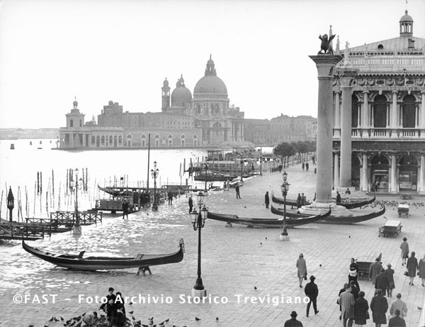 Venezia, Piazzetta San Marco verso il bacino e vista della Salute